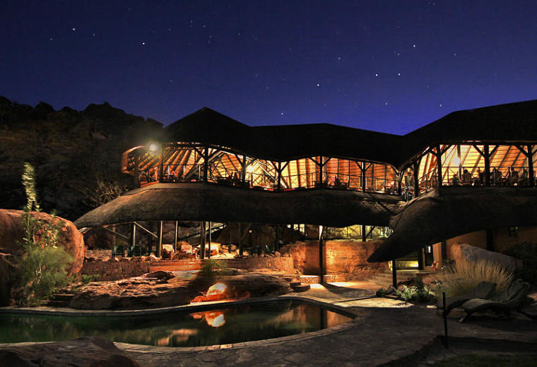 Twyfelfontein Country Lodge bij nacht, Namibië