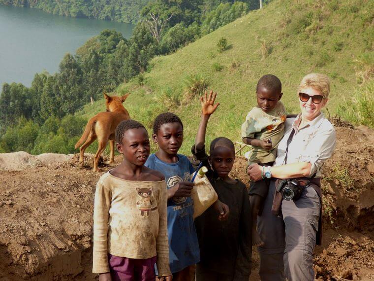 Karine met kinderen in Uganda