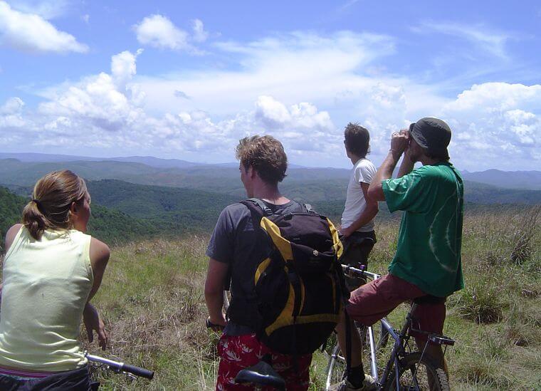 Mountain biken op Viphya Plateau in noord Malawi