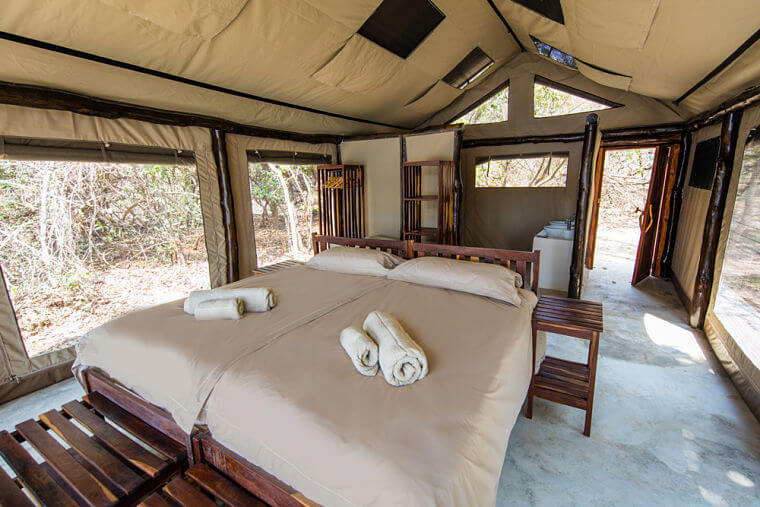 Interieur safari tenten bij Luambe Camp in Luambe National Park Zambia