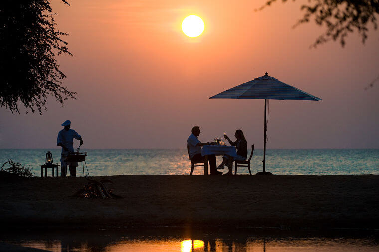 Pumulani romantisch diner bij zonsondergang aan Lake Malawi