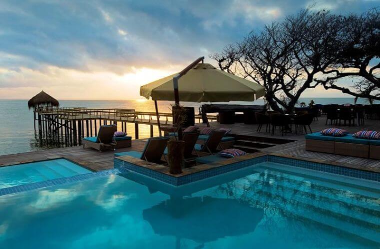 Dugong Beach Lodge zwembad met uitzicht Mozambique (@Eric Reisinger)