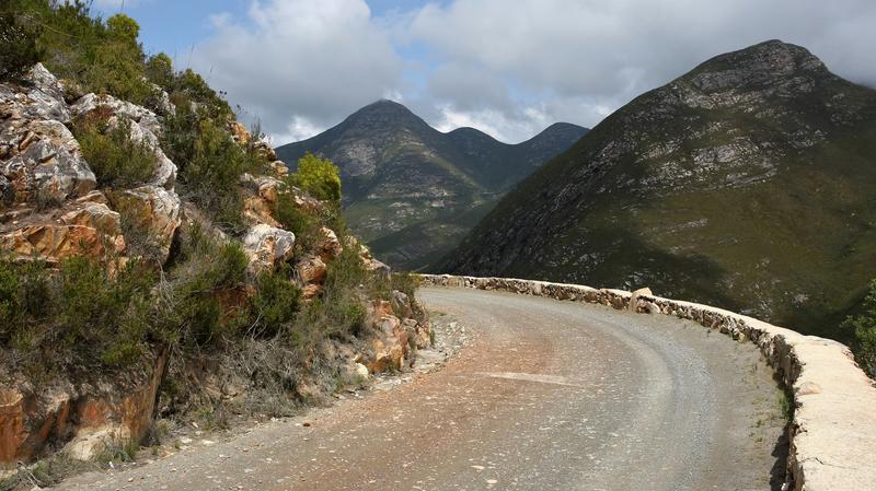 Scherpe bocht in Route 62 in Zuid-Afrika