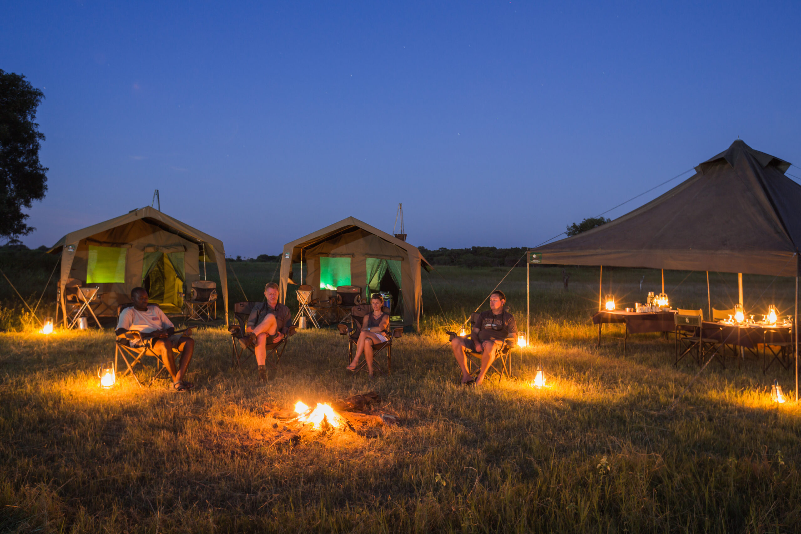 Rond kampvuur tijdens luxe mobiele kampeersafari in Botswana