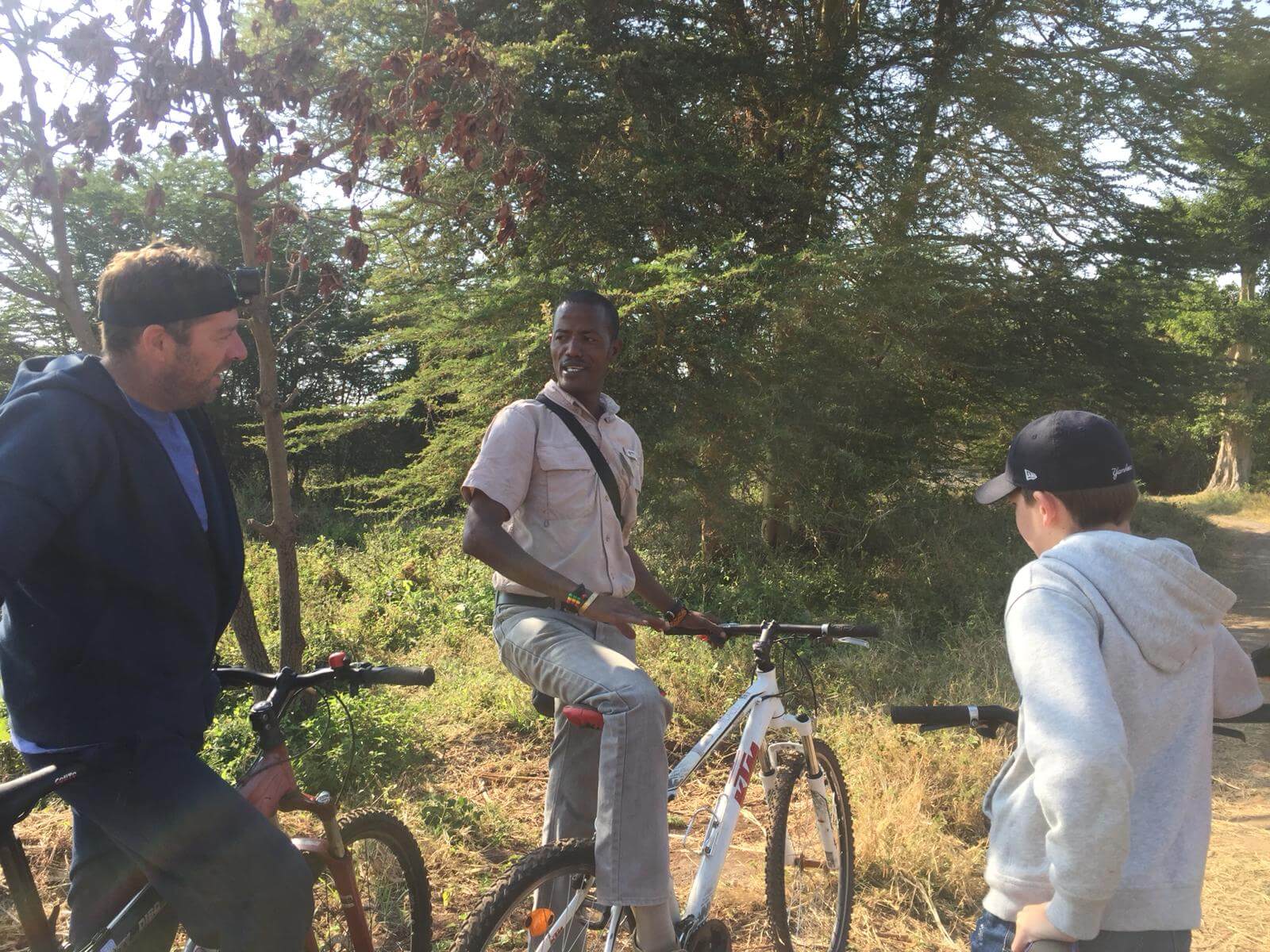 Familie Kremer tijdens mountainbike tour naar Lake Manyara Tanzania