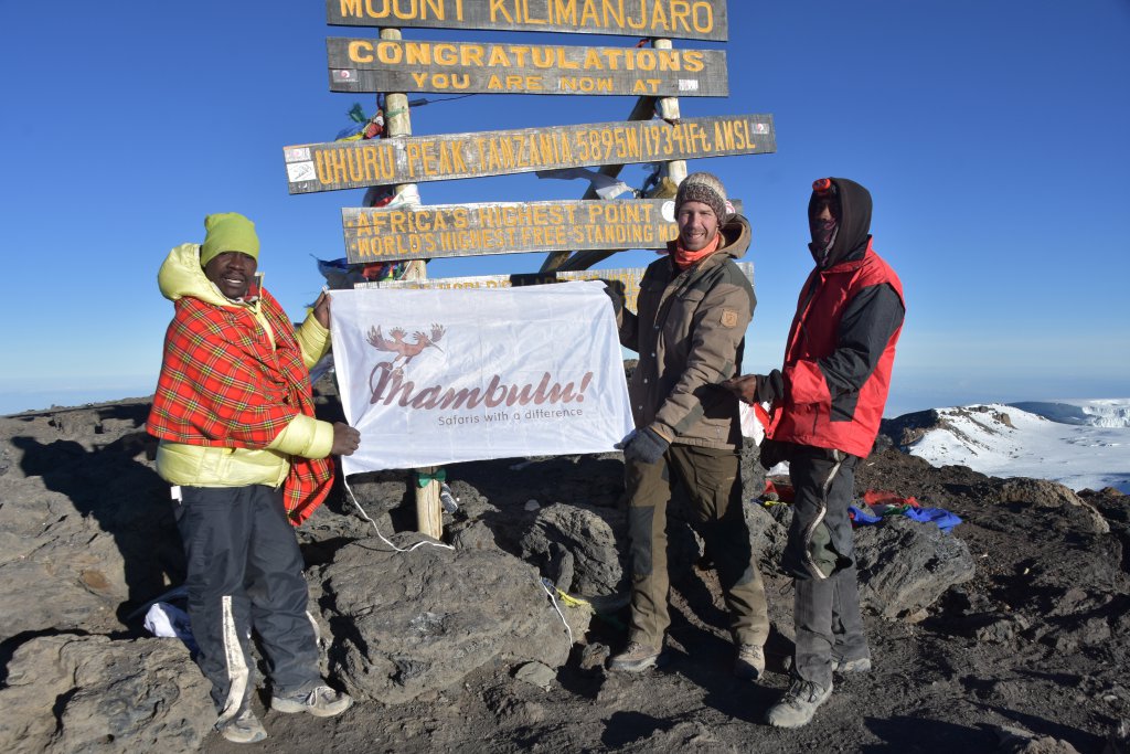 Ruben op top van Kilimanjaro Tanzania