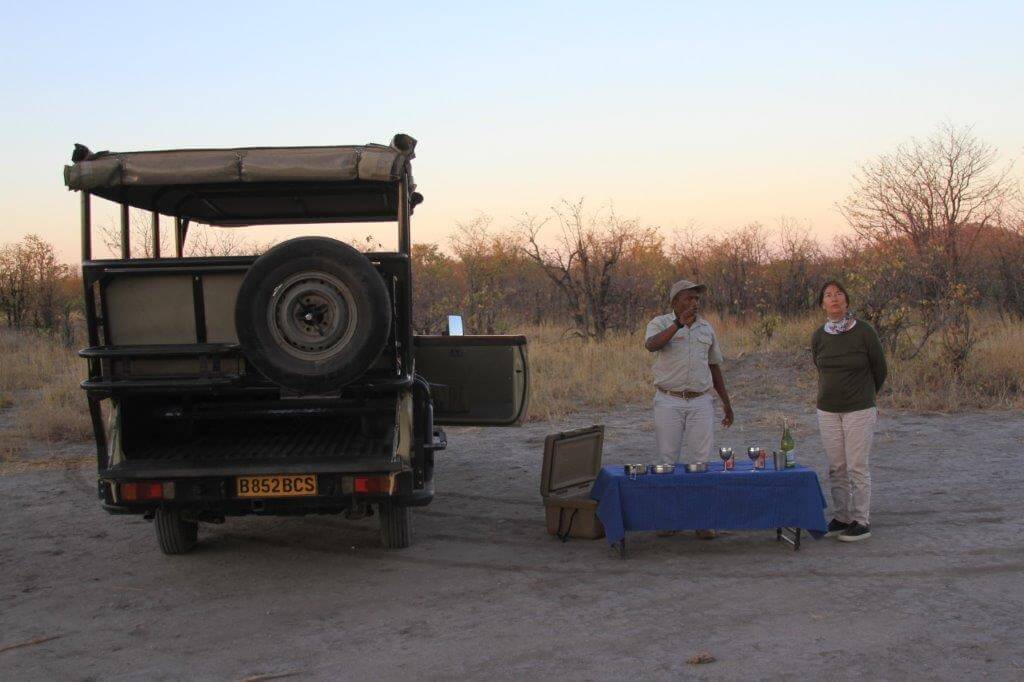 Sundowner tijdens game drive in Botswana