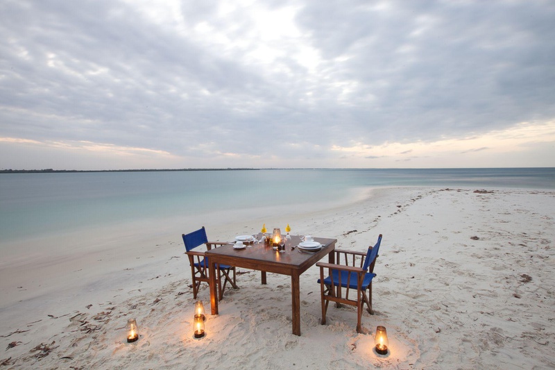 Diner op strand Lazy Lagoon Island Tanzania