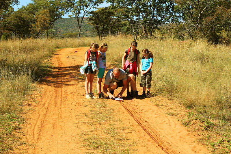 Kinderen op wandel safari in Kololo Game Reserve Zuid-Afrika