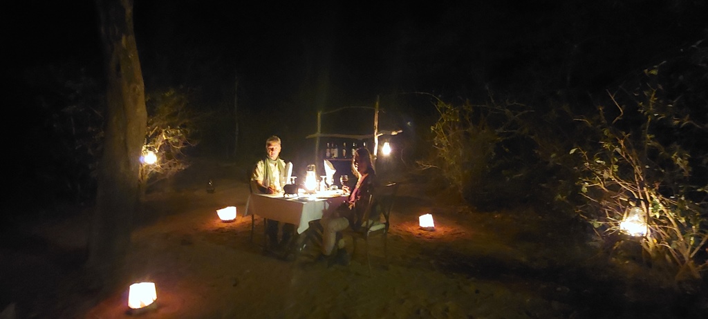 Claudia en Erik diner bij kaarslicht in Mana Pools Zimbabwe